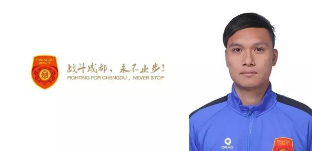 　　　　没错，我之所以如斯年夜费周折，没有直接以出轨呼之，为的就是怕您误觉得《浮城谜事》仅仅是一部年夜婆斗小三的恋爱战争片，就像周润发1988年主演的那部恋爱笑剧片《年夜丈夫日志》一样，一个汉子同时爱着两个美男，而两人都觉得本身是这个汉子的独一，直到她们纷纭但愿由在野升级为专政，局势严重起来，汉子夹在中心，疲于应对面对解体，由此闹出无数笑话，结尾期待他的是俗气女权主义的赏罚。